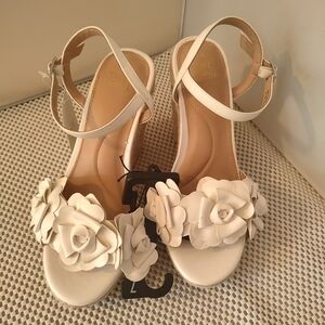 Time and Tru Women's Size 7 Flower Wedge Sandals Tan/White NWT